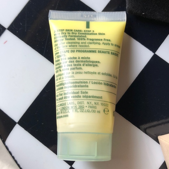 Clinique moisturizer cream free with purchase - Picture 2 of 6